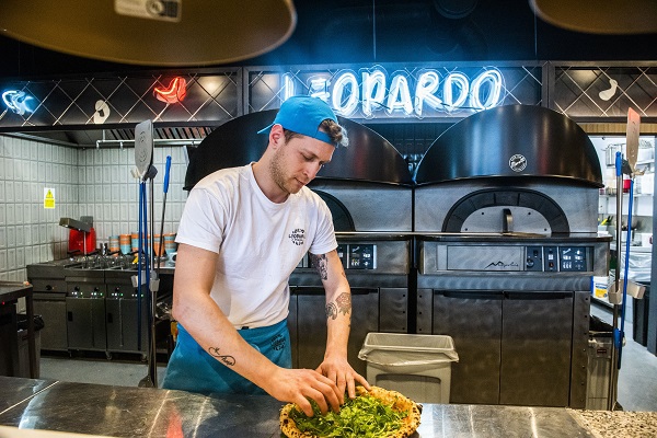 Photo of Leopardo chef making a pizza